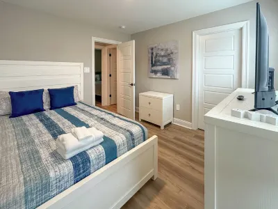 Beachfront 3-bedroom house in peaceful Biloxi with AC, WiFi. Enjoy relaxation 基斯勒空軍基地附近的飯店