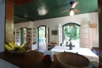 Beautiful, spacious house with 4 bedrooms, veranda with hammocks, garden. Hotels in Barra do Sahy