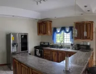 St. Thomas Oasis is a charming 3-bedroom house with WiFi and AC in St. Thomas. - Homestays