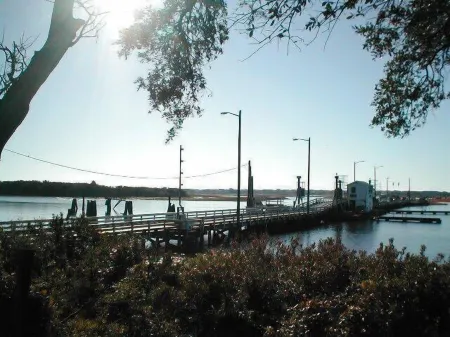 Top floor with balcony, across from pool & activity center, 4 minutes to beach Отели рядом с достопримечательностью «Парк Сансет Бич»