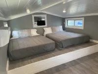 Awesome Tiny house on Lake Conroe steps from the Lake