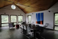 Modern home with Catskill views, guesthouse and heated pool near Chatham/Hudson