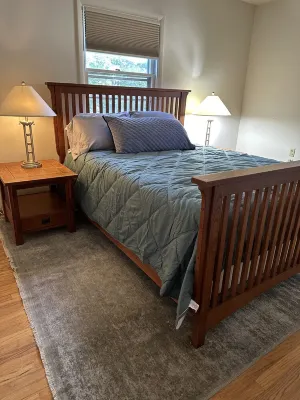 Cozy 2-bdrm home minutes from Kinnick and Melrose tailgating, AC, WiFi, parking