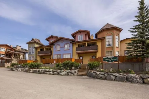 Large 3 bedroom ski in retreat with hot tub Hotels in Sun Peaks