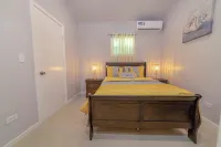 Beautiful 1-bedroom apartment in amazing Buckleys with AC, WiFi Hotels in Buckleys