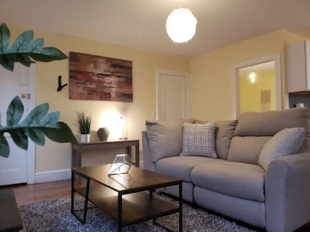 The West Loft at Dartmouth Avenue *New 1-Bed Apt Отели рядом с достопримечательностью «Парк Роджер Уильямс»