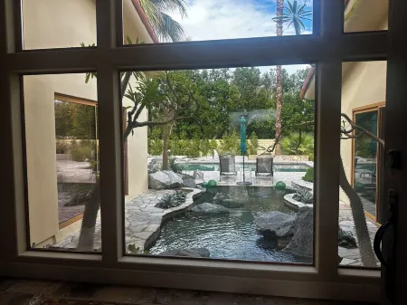 3 Bdrm Luxury. Gourmet Kitchen/Pool/Spa/Walk to Shops. Pets OK. Short/Long Term