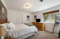 Spacious Mtn Cabin- with HOT TUB, Game room, Skiing, rafting, views and more!