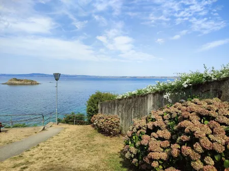 Studio Cosy, feet in the water Отели в г. Дуарнене