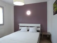 Cosy new house near lake, beach and village, TV, WIFI, parking. Hôtels à : 