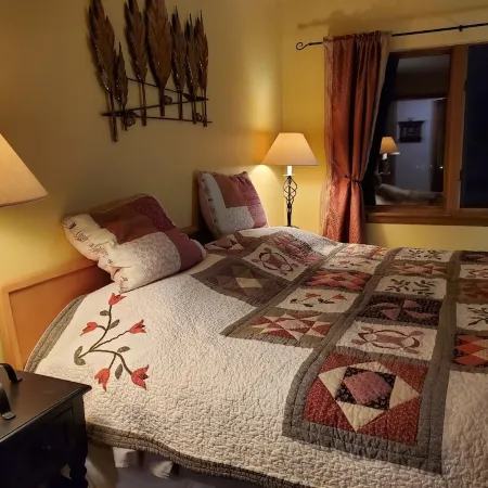 Cozy Ski Condo next to MT Snow with Mountain Views