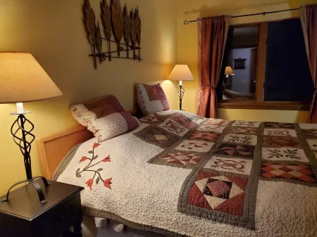 Cozy Ski Condo next to MT Snow with Mountain Views