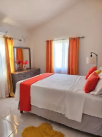 Chillax Portmore. Centrally located, beaches and  restaurants close by. Hotels in 