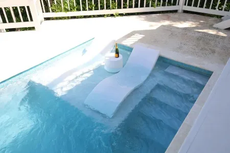 Shades of Blue Villa , Steps Away From Grace Bay Beach Отели в г. The Bight Settlement