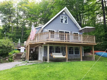 Family Friendly Home on Lake Winnisquam Отели в г. Мередит