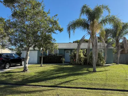 Cute 3 bedroom home in Jensen Beach PSL FOR area. 10 min to Beaches! Отели рядом с достопримечательностью «Зона отдыха Элкс Парк»
