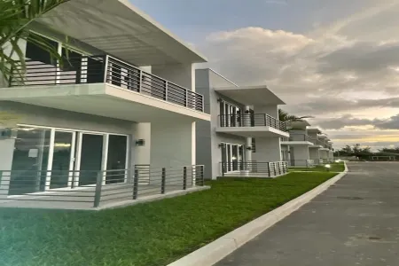 BRAND NEW 3 Bedroom luxury Condominium- 5 mins away from the beach!!1 spot! Отели рядом с достопримечательностью «Ардастра Гарденс & Уайлдлайф Консервейшен Сентр»