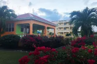 Large family villa with ocean view and gardens Hotels in 