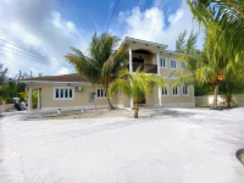 Charming 2-bedroom apartment with WiFi, AC in lovely Nassau Hotels in 