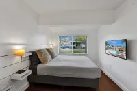 Charming 3 bedrooms house with heated pool & Grill