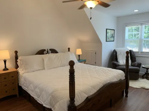 The “Wood”shop, 2 bedroom loft apartment on a quiet cove.