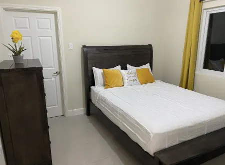 Cozy yet elegant Jamaican vacation home with access to pool, beach, gym etc Отели в г. Лусеа