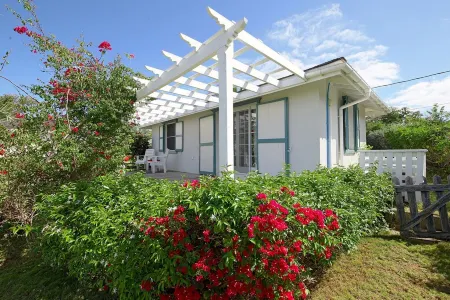 1BR Hillside Cottage on Peaceful Private Estate