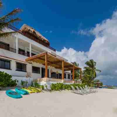 LUXURY BEACHFRONT VILLA  Includes 3 Pools, Wifi, Best Snorkeling & Kayaking Bay Hotel Exterior