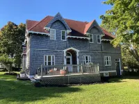 Registered Historic Edwardian Carriage House. Close to Katy's Cove.Pet Friendly. - Homestays