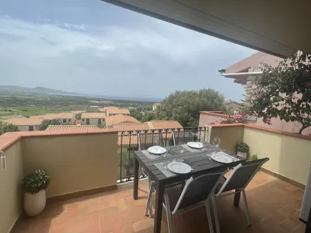 Two-room apartment, spectacular sea view and large pool