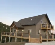 Peaceful Cabin with Beautiful Mountain Views Hotel dekat Jewel Cave National Monument