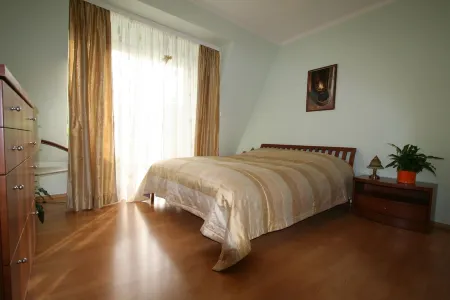 Spacious  3 bedroom apartment with parking