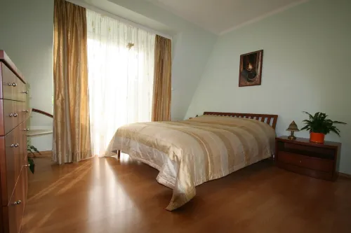 Spacious  3 bedroom apartment with parking