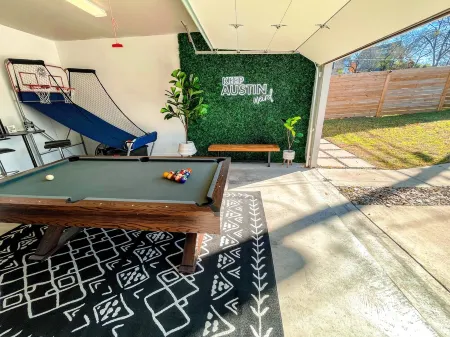 Lux 10 Bed Bach Pad • 10mins DT • Hot Tub • Arcade Отели рядом с достопримечательностью «Остин Хинду Темпл & Комм Сентер»