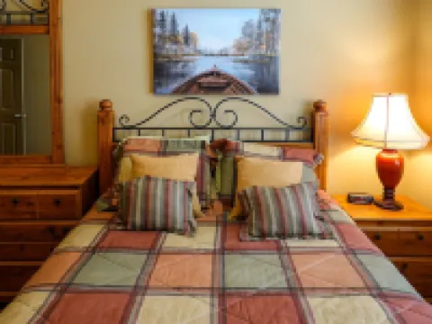 Location Location!! 2bd2ba Condo in the heart of Downtown Invermere! インヴァーミアのホテル