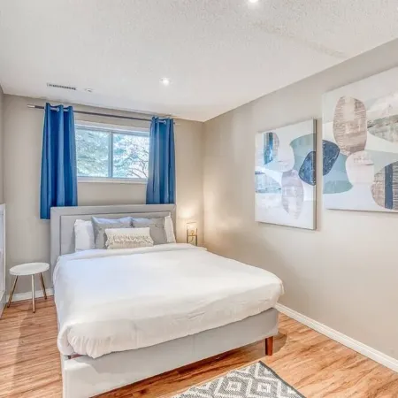 Boho Retreat w/King Bed on Bow River Pathway Отели рядом с достопримечательностью «Парк Боунес»