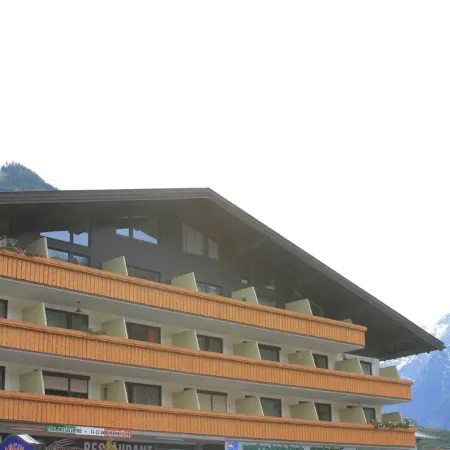 1 Studio Flat walking distance to ski lifts (we have 2 in the same building)