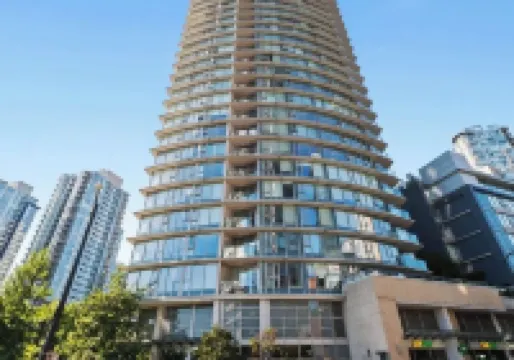 Luxury Downtown Ocean+Mountain views A/C Comfort Pool / hot tub/ sauna/ gym