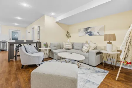 Elegant & Private Apartment With Full Kitchen - Short Walk to Downtown London