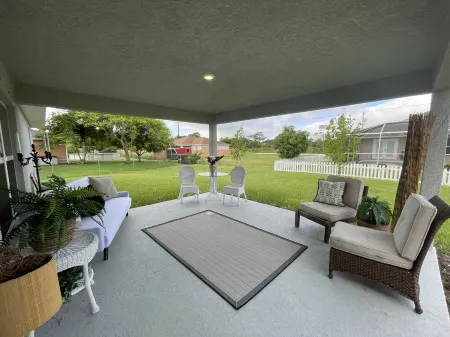 Tropical Retreat- Newer 3 Bedroom, 2 Bath- Sleeps 8 !