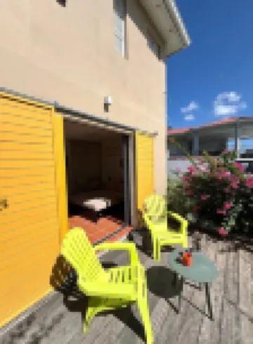 Cosy studio overlooking the rock, 5 minutes from the beach on foot