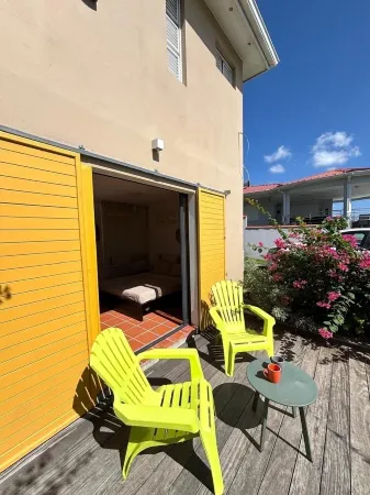 Cosy studio overlooking the rock, 5 minutes from the beach on foot