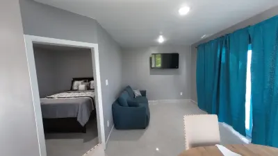 1 bedroom 1 bathroom beach house, beach right at your door steps Отели в г. 