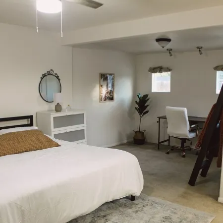 The Desert Sunset: 4 Bdr, 5 Beds, Fast Wifi, Large TV, Large Private Pool,
