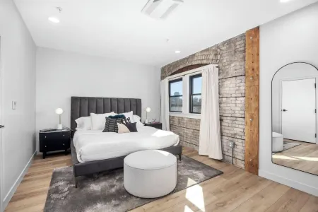 BlueJay Hotel Отели рядом с достопримечательностью «DeVos Place»