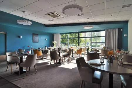 Logis Hôtel Lucotel Отели рядом с достопримечательностью «Stade Municipal de Roudourou»