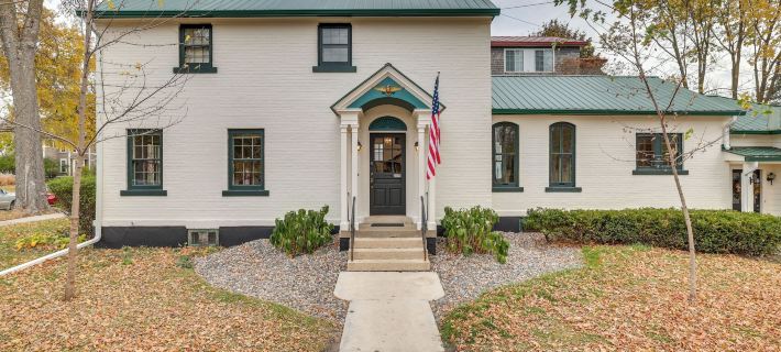 Charming Home: 3 Blocks to Winona State University Hotels in Winona County
