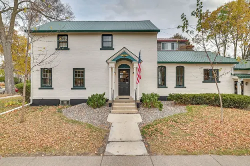 Charming Home: 3 Blocks to Winona State University - Wifi