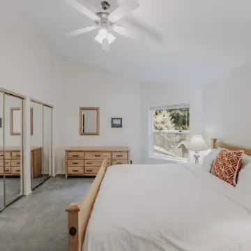 13sl - Hot Tub - Pets Ok - Wifi - Sleeps 8 2 Bedroom Home by RedAwning