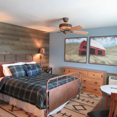 Big Bear Motel Hotel dekat Monster Lake